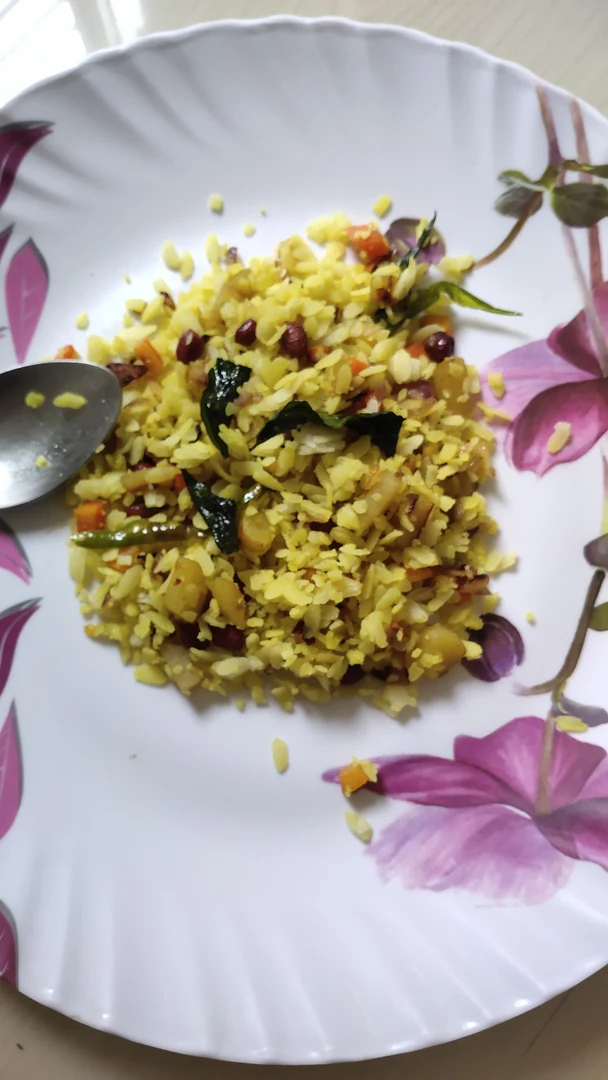 सब्ज़ियों और मूंगफली के साथ पोहा