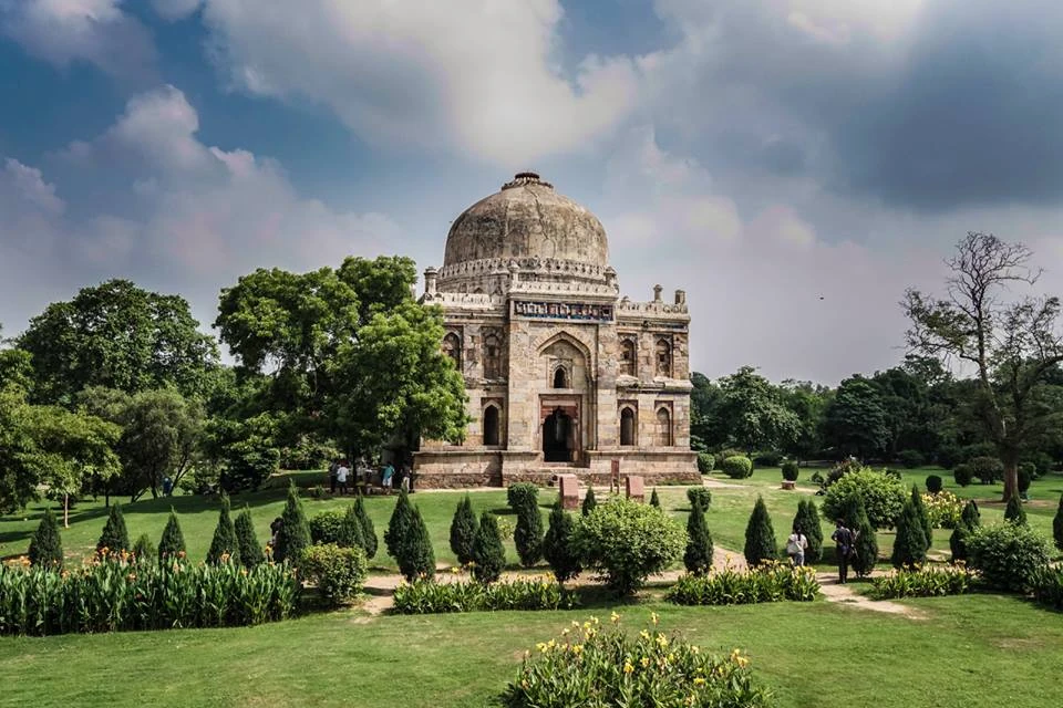 नई दिल्ली में पेड़ों से घिरा पैदल रास्ता